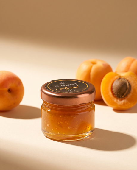 Le Must Premium Organic Apricot Jam, 30 grams, closed jar
